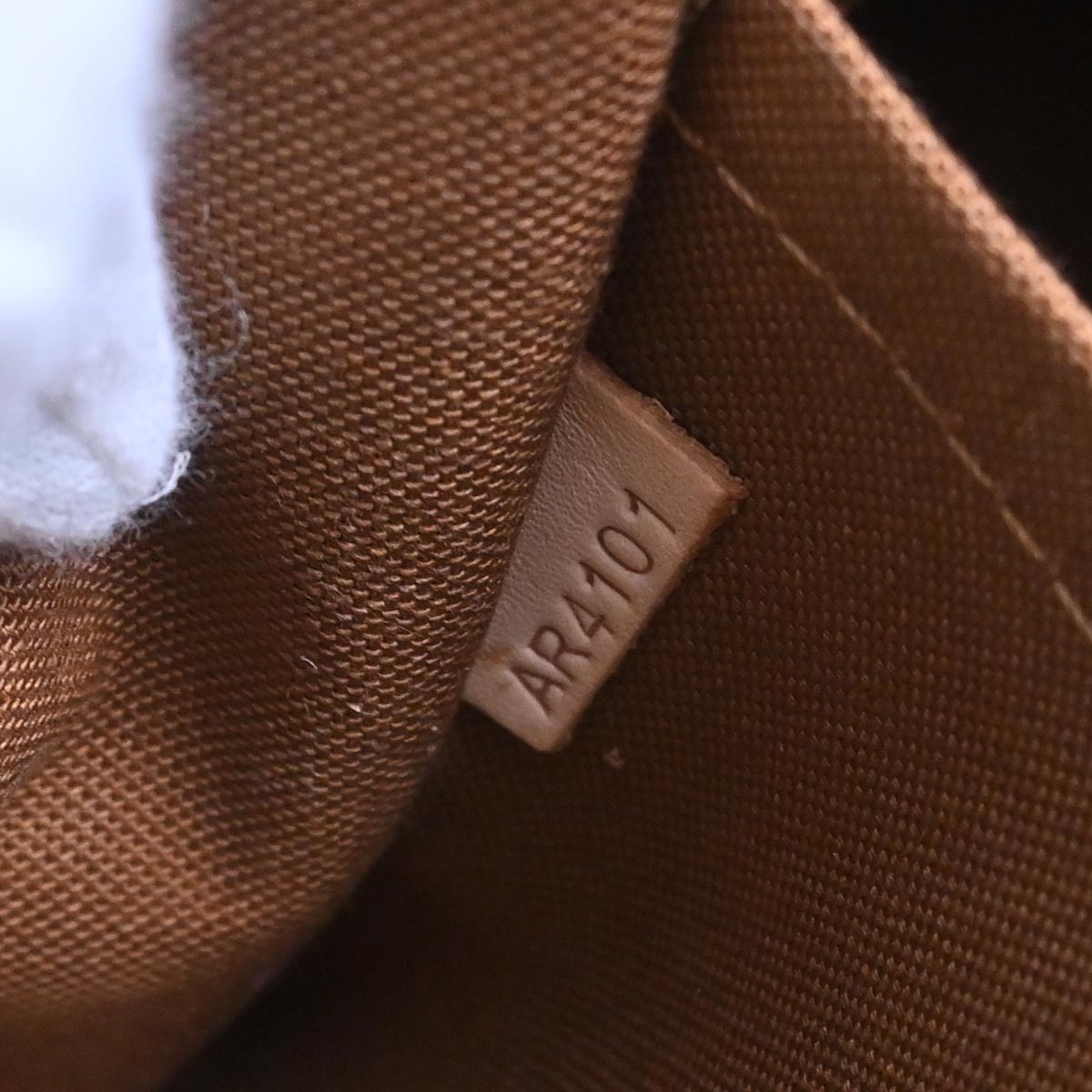 Louis Vuitton Monogram Thames GM Hobo Handbag M56383