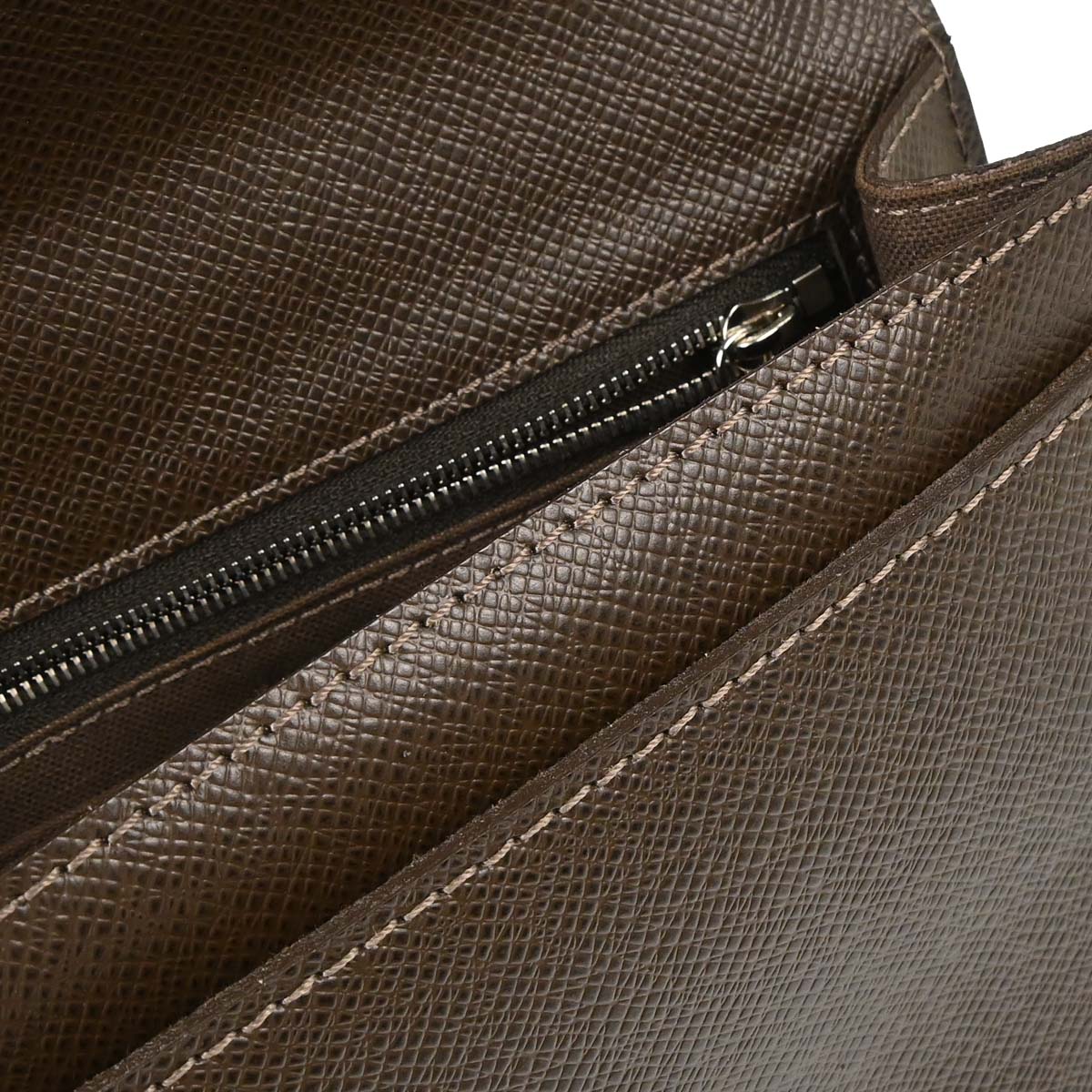 Louis Vuitton 2010 Brown Taiga Belaia Clutch Bag M32598