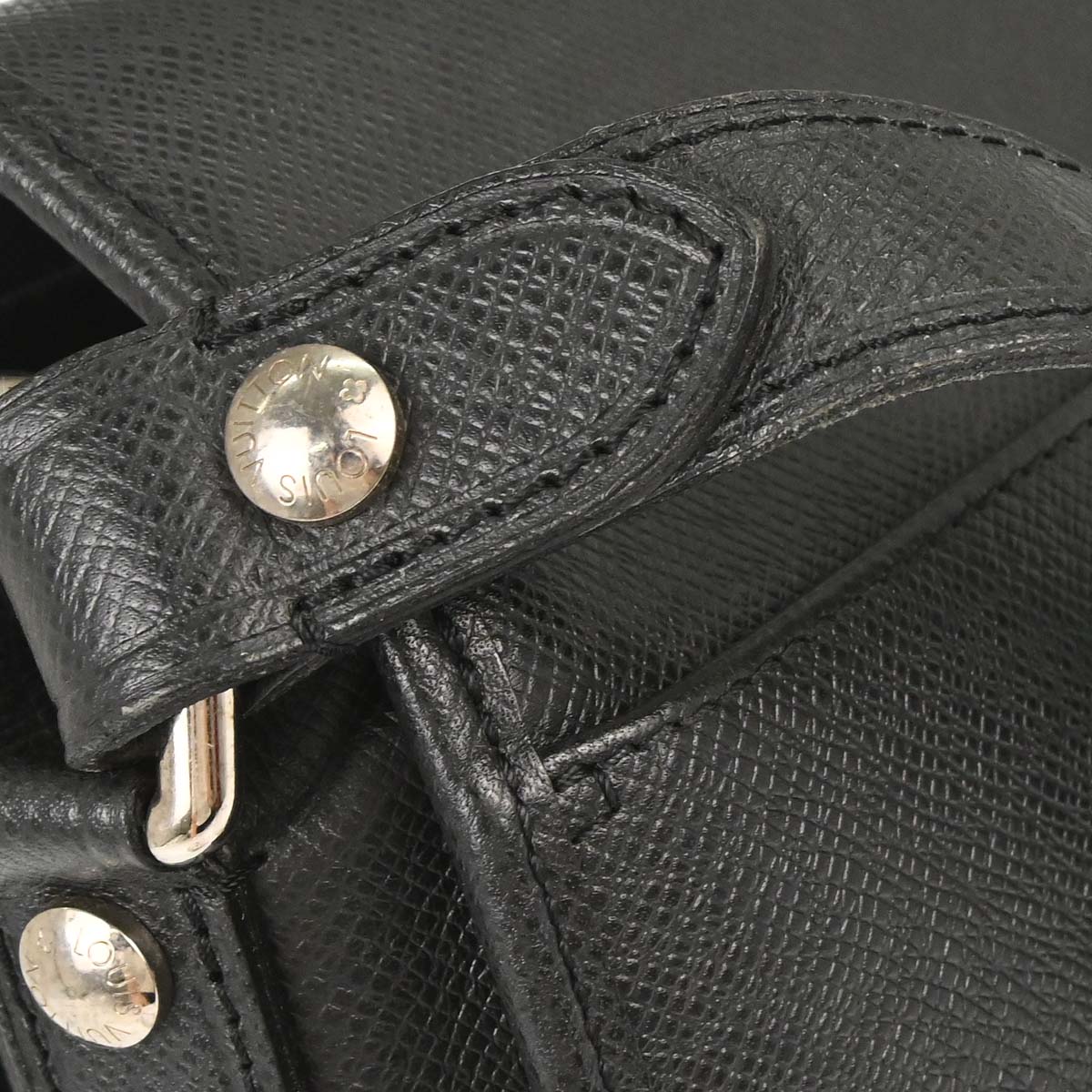 Louis Vuitton 2010 Black Taiga Andrei Shoulder Bag M32482