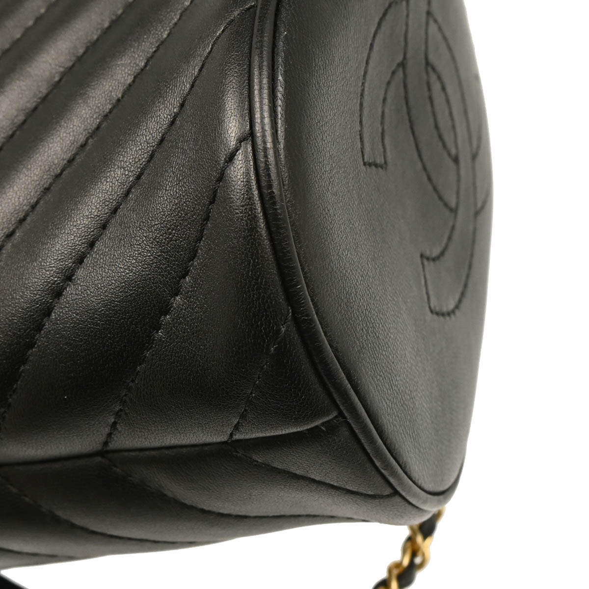 Chanel 2018-2019 Black Lambskin Handle with Chic Chevron Bucket bag