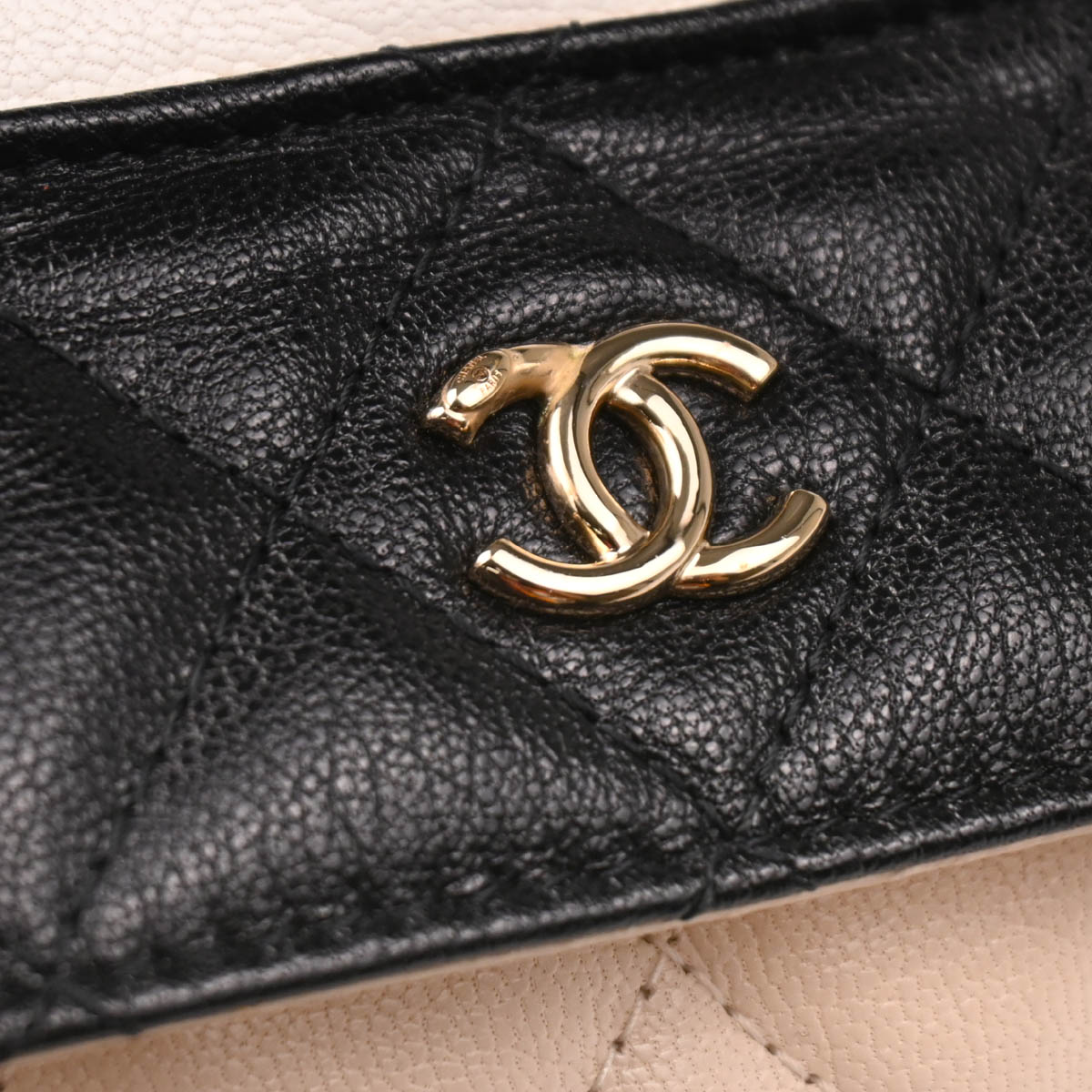 Chanel 2019 Beige Black Calfskin Luggage Tag Cardholder Small Good