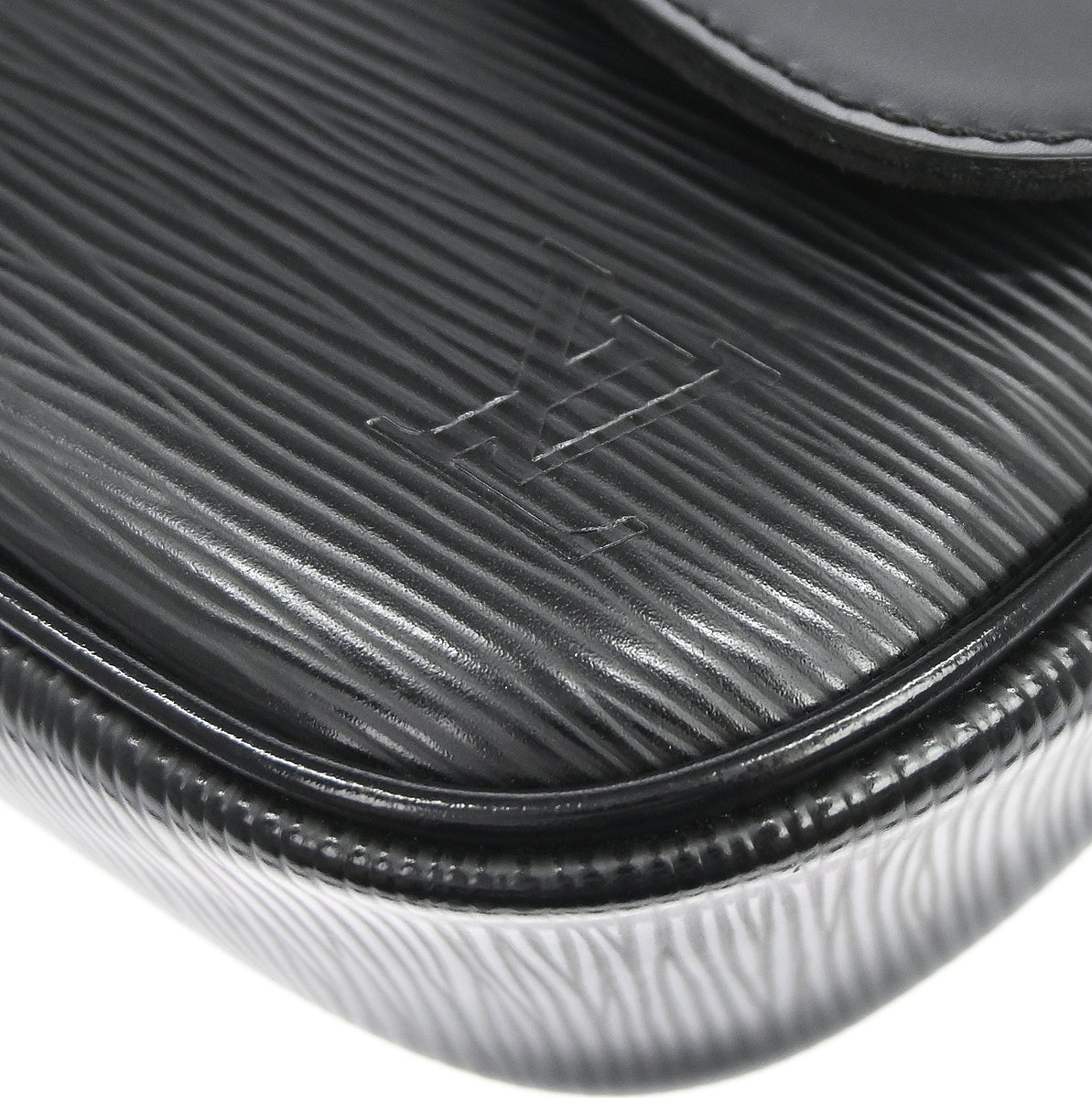 Louis Vuitton Black Epi Pochette Montaigne Handbag M59292