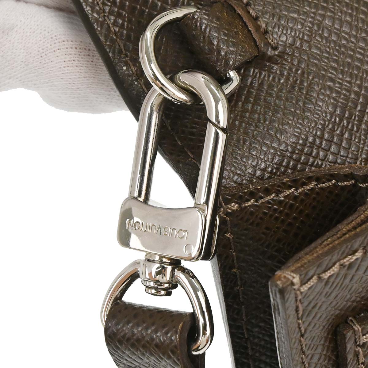 Louis Vuitton 2010 Brown Taiga Belaia Clutch Bag M32598