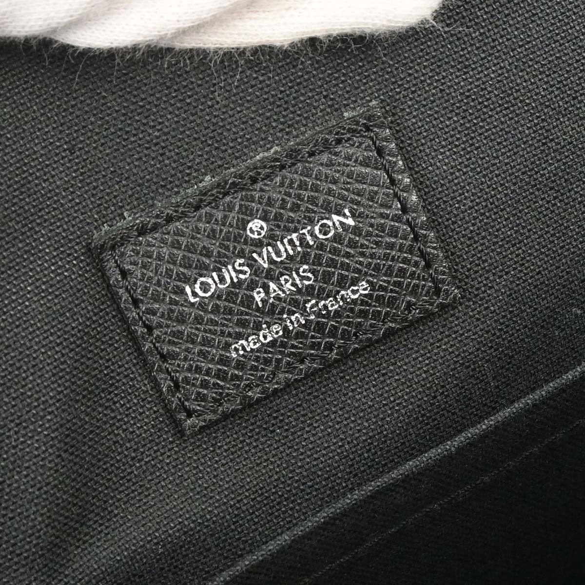 Louis Vuitton 2010 Black Taiga Andrei Shoulder Bag M32482