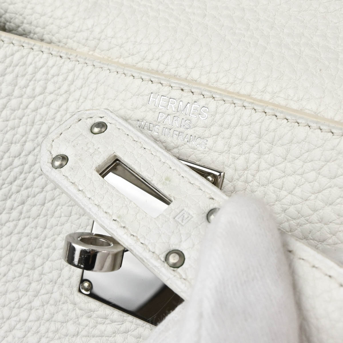 Hermes 2010 White Taurillon Clemence Shoulder Kelly Handbag