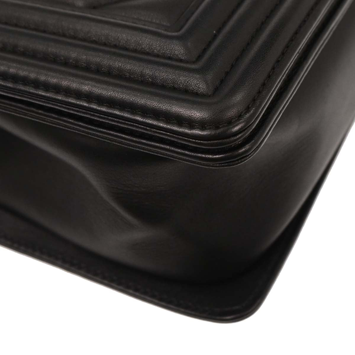 Boy Chanel Black Lambskin Chevron Medium Shoulder Bag