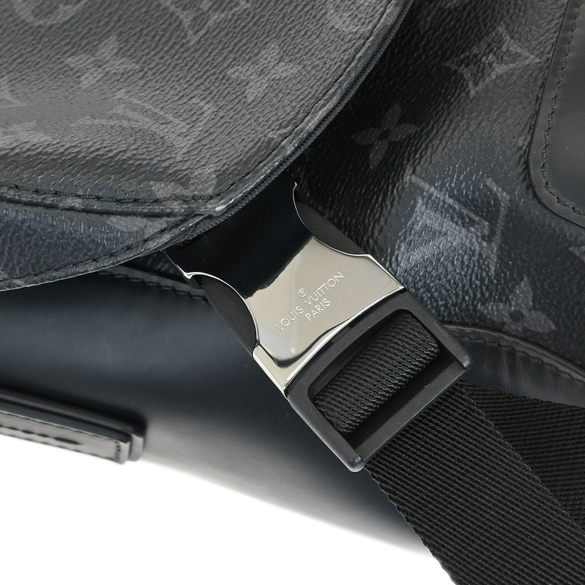 Louis Vuitton Monogram Eclipse Messenger Voyage M43276